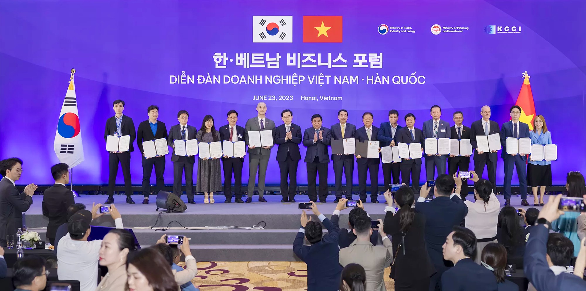 Bộ trưởng Bộ KH&amp;amp;ĐT Nguyễn Chí Dũng trao biên bản ghi nhớ hợp tác đầu tư cho các doanh nghiệp Việt Nam và Hàn Quốc tại Diễn đàn doanh nghiệp Việt Nam - Hàn Quốc năm 2023