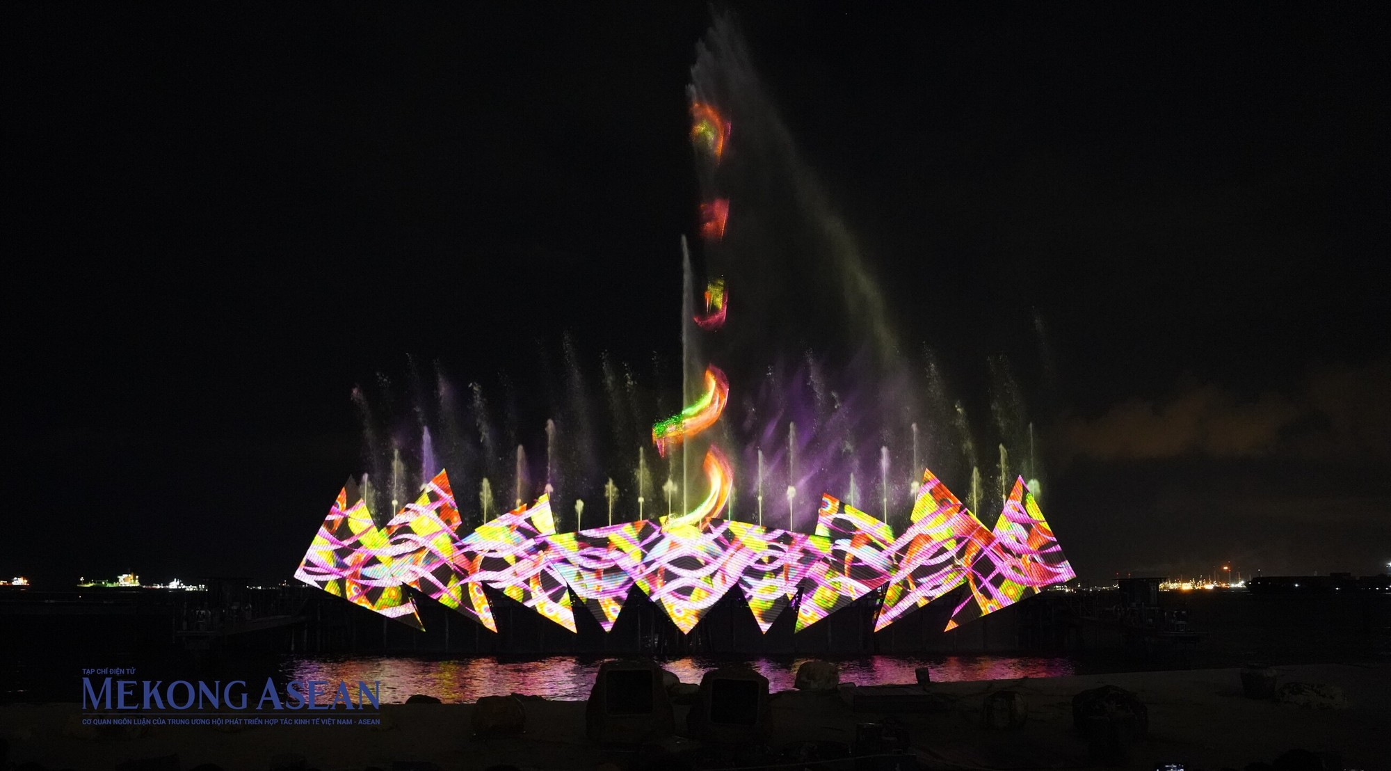 Buổi biểu diễn là một bữa tiệc ánh sáng kết hợp giữa pháo hoa, đèn laser, nước và hiệu ứng âm thanh. Ảnh: Thảo Ngân - Mekong ASEAN.
