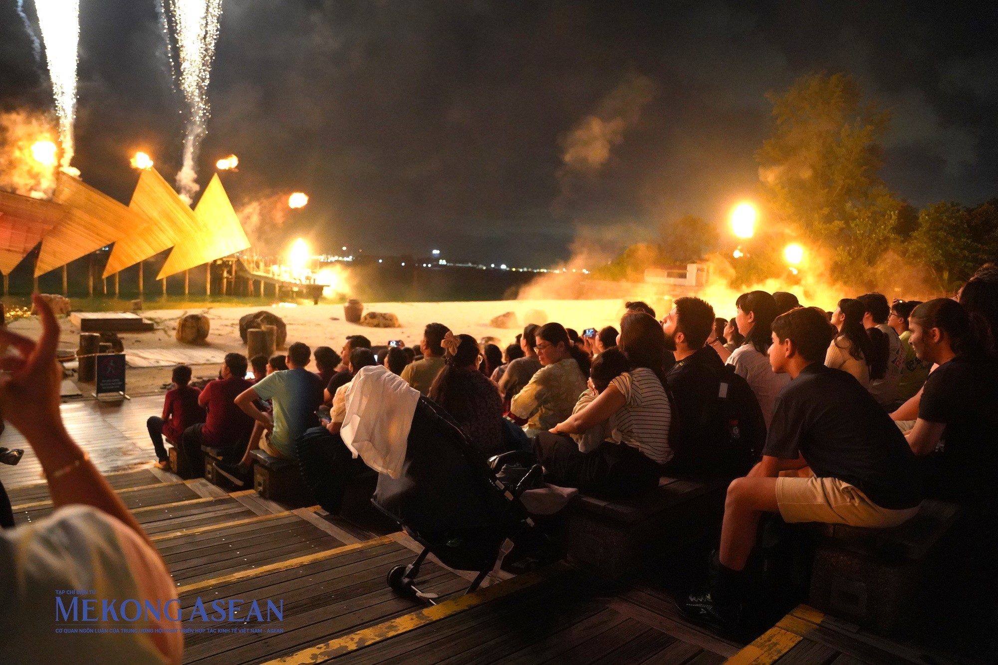 Du khách chăm chú theo dõi các màn trình diễn nhạc nước. Ảnh: Thảo Ngân - Mekong ASEAN.