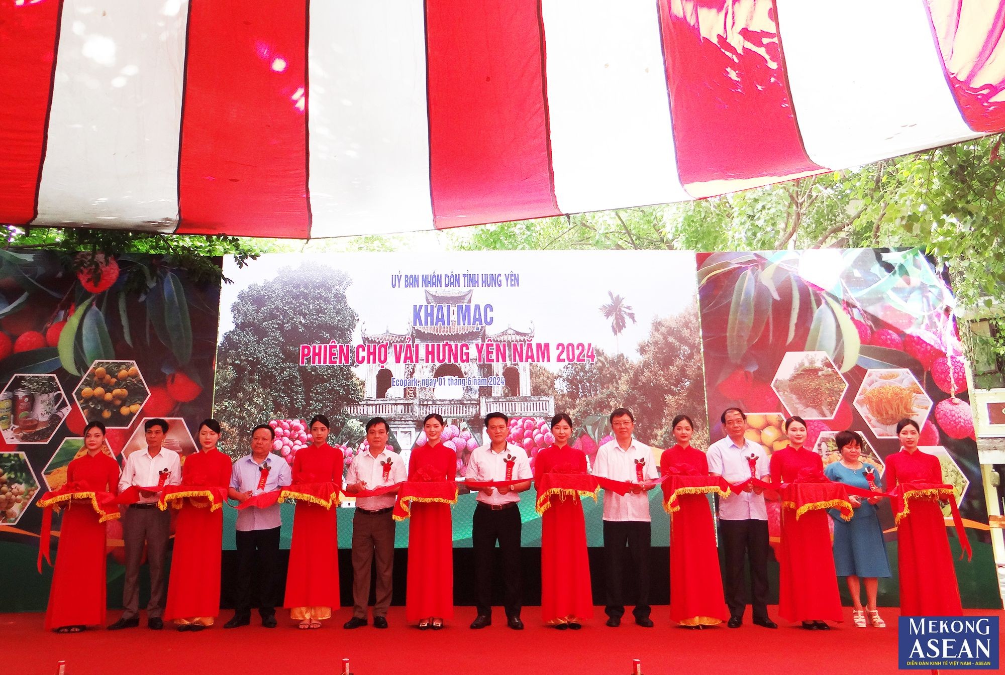 Các đại biểu cắt băng khai mạc Phiên chợ vải Hưng Yên năm 2024.