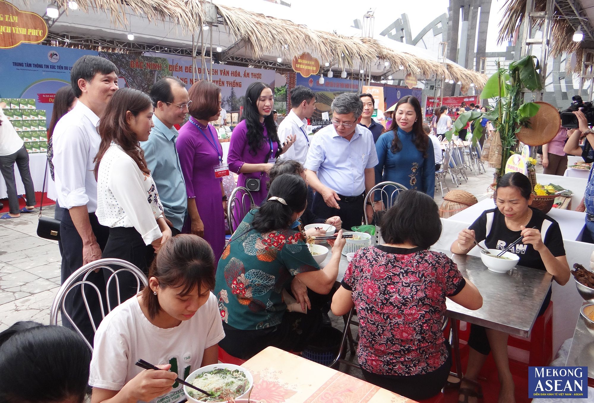 Người dân và du khách thưởng thức tại chỗ món bún thang lươn - đặc sản Phố Hiến (thành phố Hưng Yên).