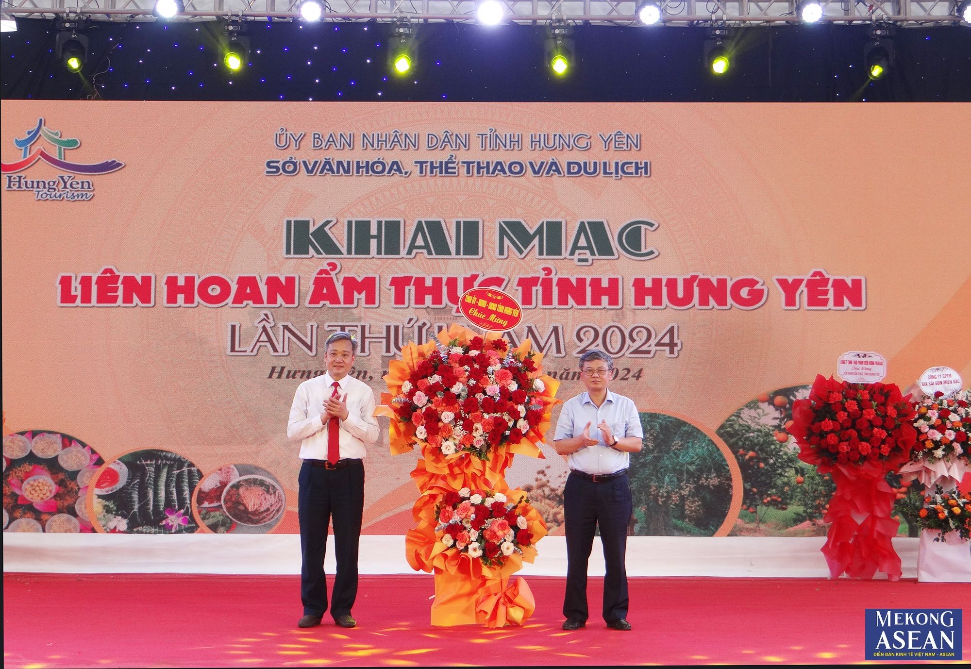 Ông Nguyễn Duy Hưng, Phó Chủ tịch UBND tỉnh Hưng Yên tặng hoa chúc mừng sự kiện.