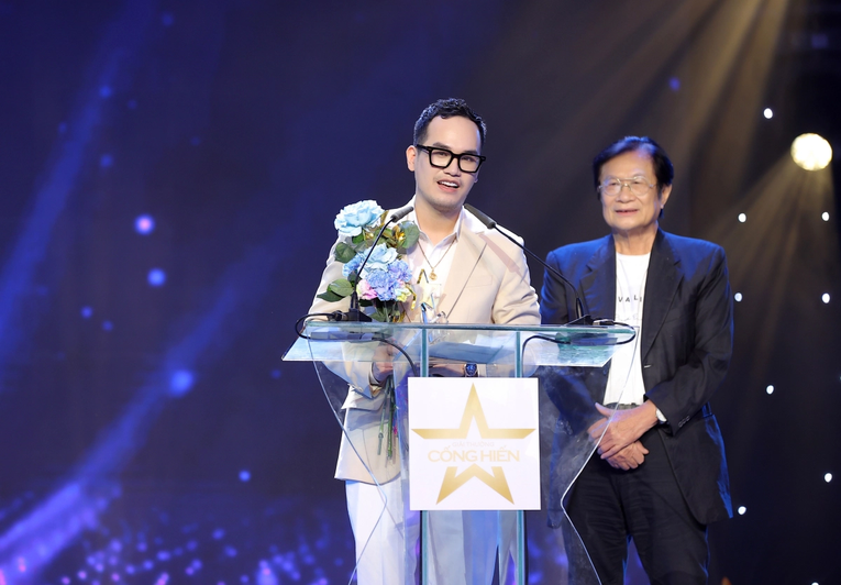 Nhạc sĩ Dương Thụ (phải) trao giải cho nhạc sĩ Khắc Hưng (trái). (Ảnh: BTC)
