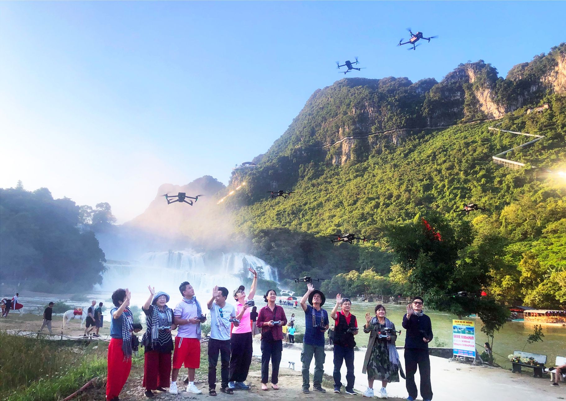 Những chiếc flycam phục vụ du khách chụp ảnh toàn cảnh tại Bản Giốc. Ảnh: Nguyễn Khắc Hào