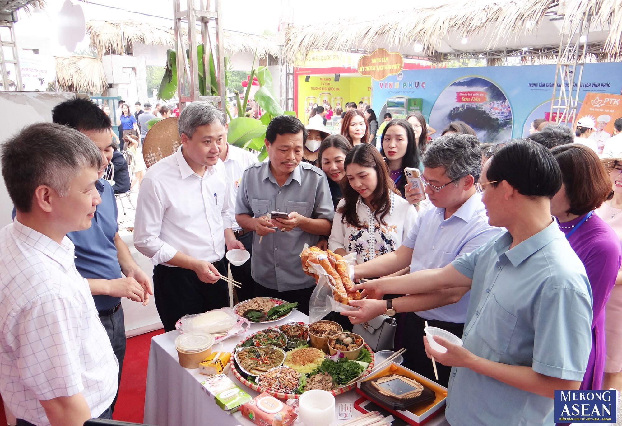 Lãnh đạo UBND tỉnh Hưng Yên và các đại biểu tham quan, trải nghiệm các gian hàng ẩm thực.