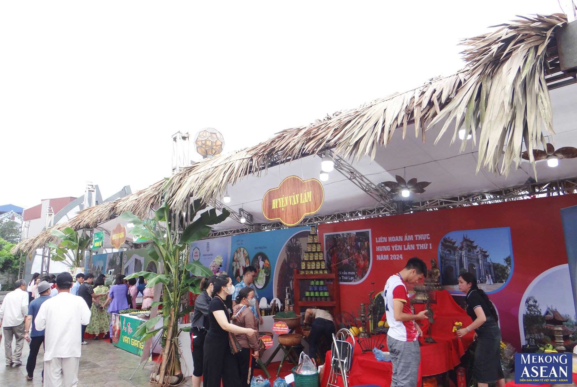 Người dân và du khách đến trải nghiệm gian hàng của huyện Văn Lâm (Hưng Yên).