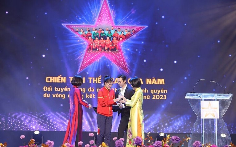 Đại diện Đội tuyển nữ Việt Nam nhận giải Chiến tích thể thao của năm. (Ảnh: BTC)