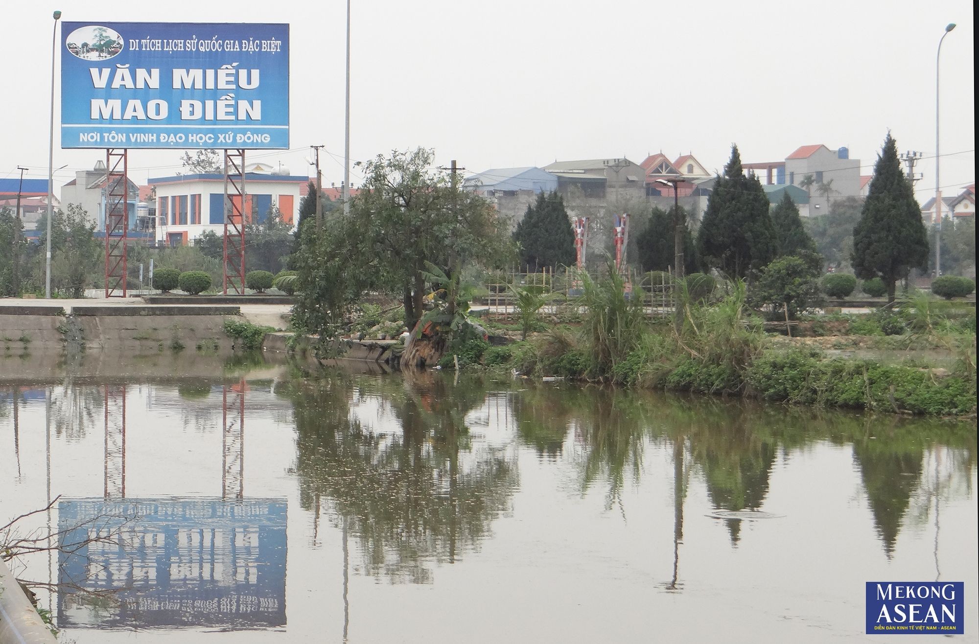 Văn miếu Mao Điền nằm ở phía Đông Bắc của làng Mao (hay còn gọi là làng Mậu Tài) thuộc xã Cẩm Điền, huyện Cẩm Giàng, tỉnh Hải Dương.
