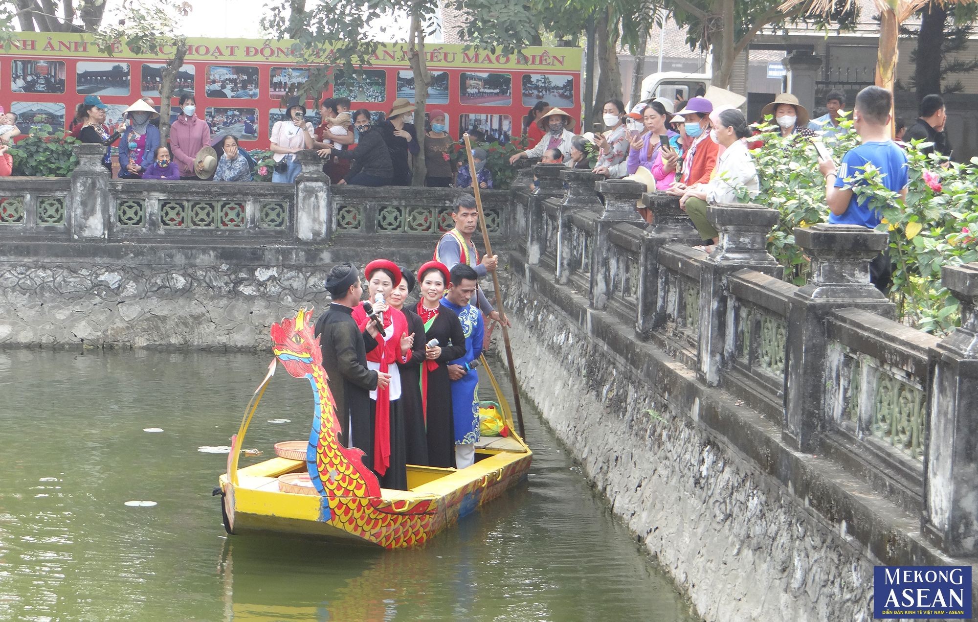 Hát quan họ tại khuôn viên di tích trong ngày diễn ra lễ hội.