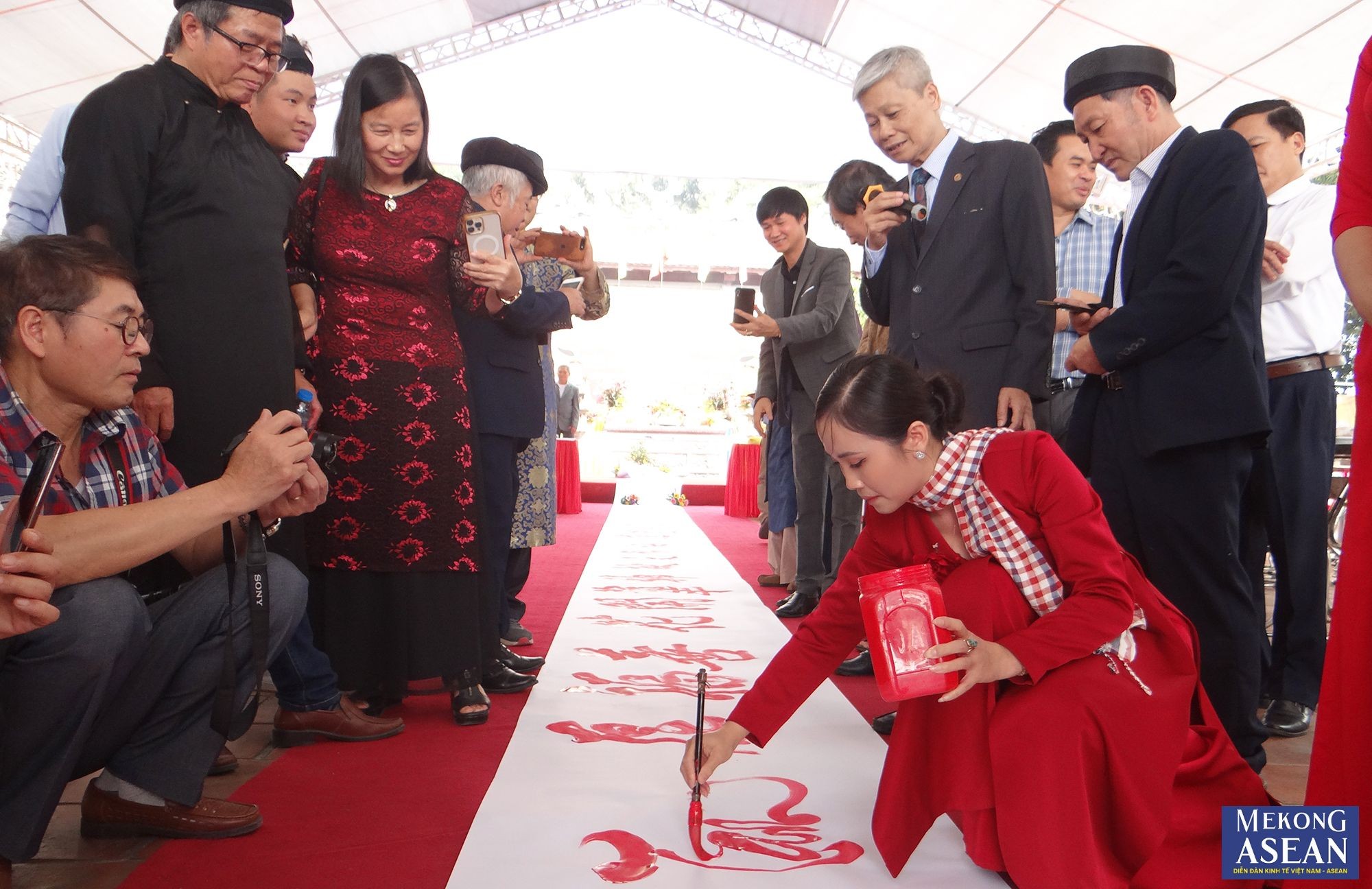 Trình diễn và giao lưu nghệ thuật viết thư pháp tại lễ hội.