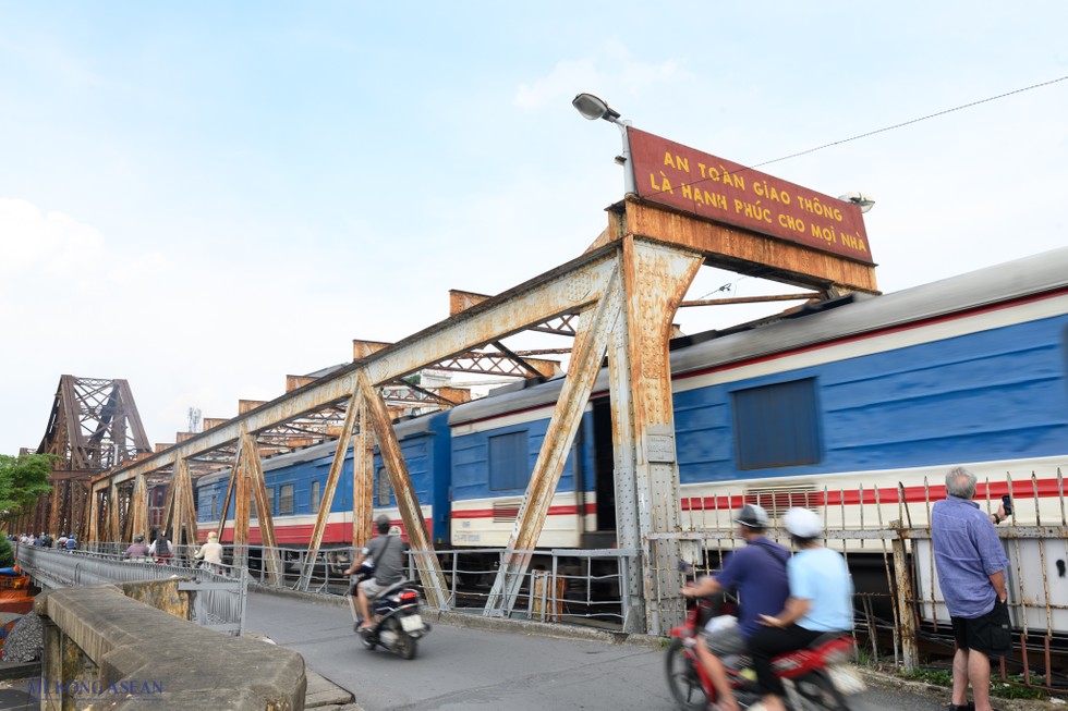 Cầu Long Biên khởi công từ tháng 9/1898, do hãng Daydé-Pillié (Pháp) thiết kế và khánh thành năm 1902. Ban đầu, cầu Long Biên có tên cầu Doumer theo tên của Toàn quyền Đông Dương lúc bấy giờ là Paul Doumer.