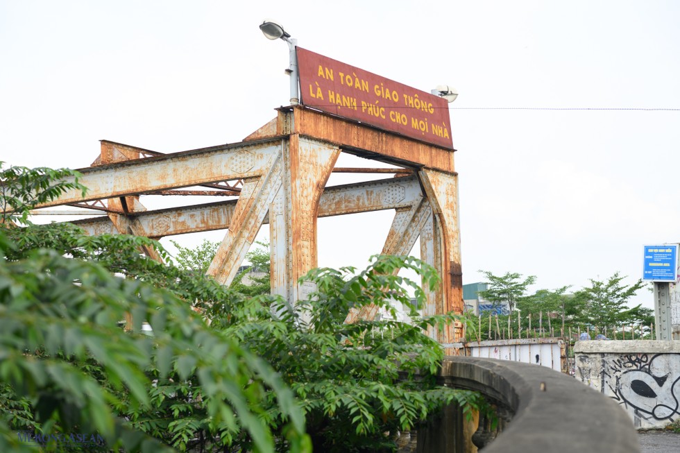 Sau hơn một trăm năm hoạt động và trải qua nhiều đợt sửa chữa hư hại do chiến tranh và thời gian, hiện trạng cây cầu sắt Long Biên đang ngày càng xuống cấp nặng nề, khiến việc đảm bảo &quot;an toàn giao thông&quot; như biển hiệu gắn trên đầu cầu nhiều năm qua trở thành một nhiệm vụ khó khăn.