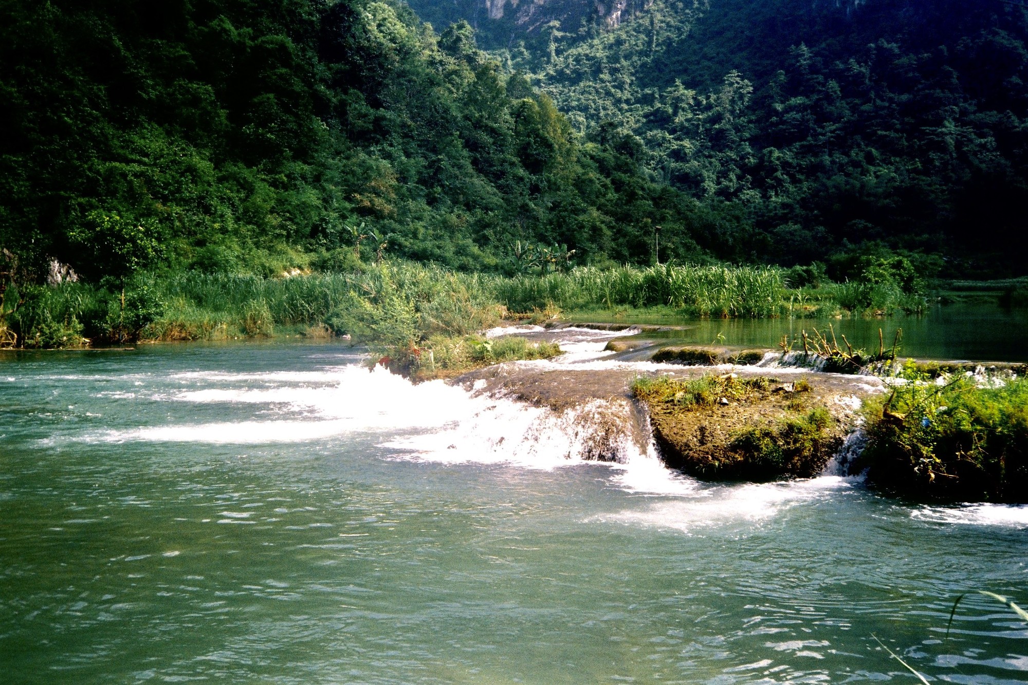 Không chỉ ngắm nhìn dòng suối chảy từ trên cao, du khách còn được chiêm ngưỡng dòng sông Quây Sơn sóng sánh một màu xanh ngọc, vô cùng tinh khiết và mát mẻ. Ảnh: Thu Trang
