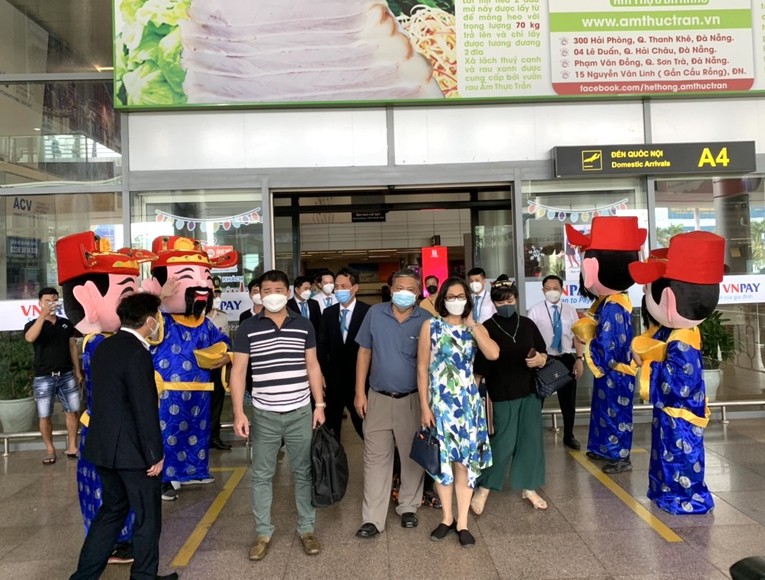 Đoàn khách du lịch đầu tiên đến Đà Nẵng ngày đầu năm mới 2022