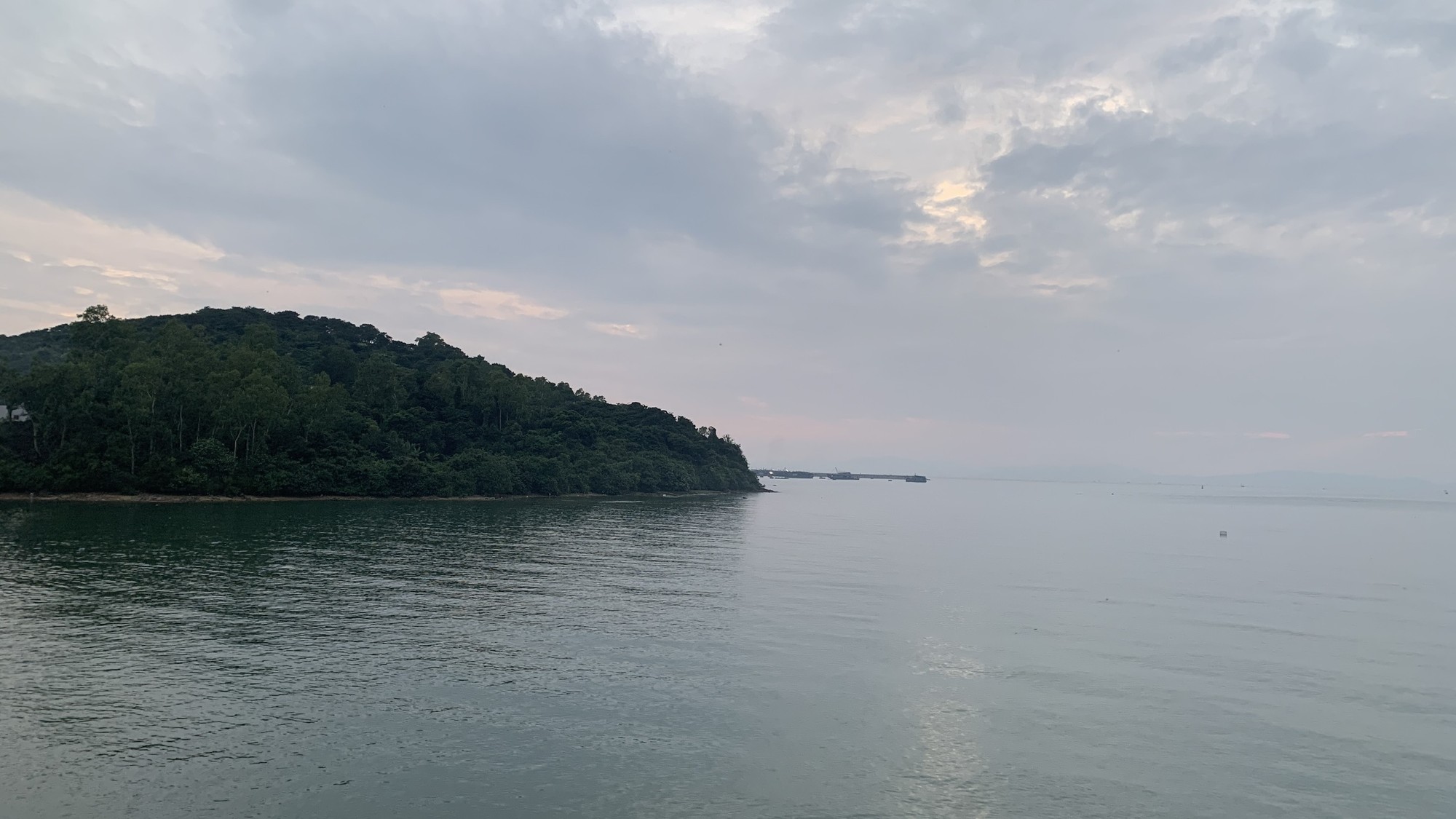 Chỉ cần giơ máy ảnh lên, lọt vào ống kính đều là những hình ảnh xinh đẹp của Cô Tô. Giống như câu nói của Đen Vâu " Chúng mình làm và làm và làm cũng chỉ để mong có ngày được thư thả. Và khi xem lại những hình ảnh này những áp lực chợt biến tan". Chỉ cần giơ máy ảnh lên, lọt vào ống kính đều là những hình ảnh xinh đẹp của Cô Tô. Giống như câu nói của Đen Vâu " Chúng mình làm và làm và làm cũng chỉ để mong có ngày được thư thả. Và khi xem lại những hình ảnh này những áp lực chợt biến tan".