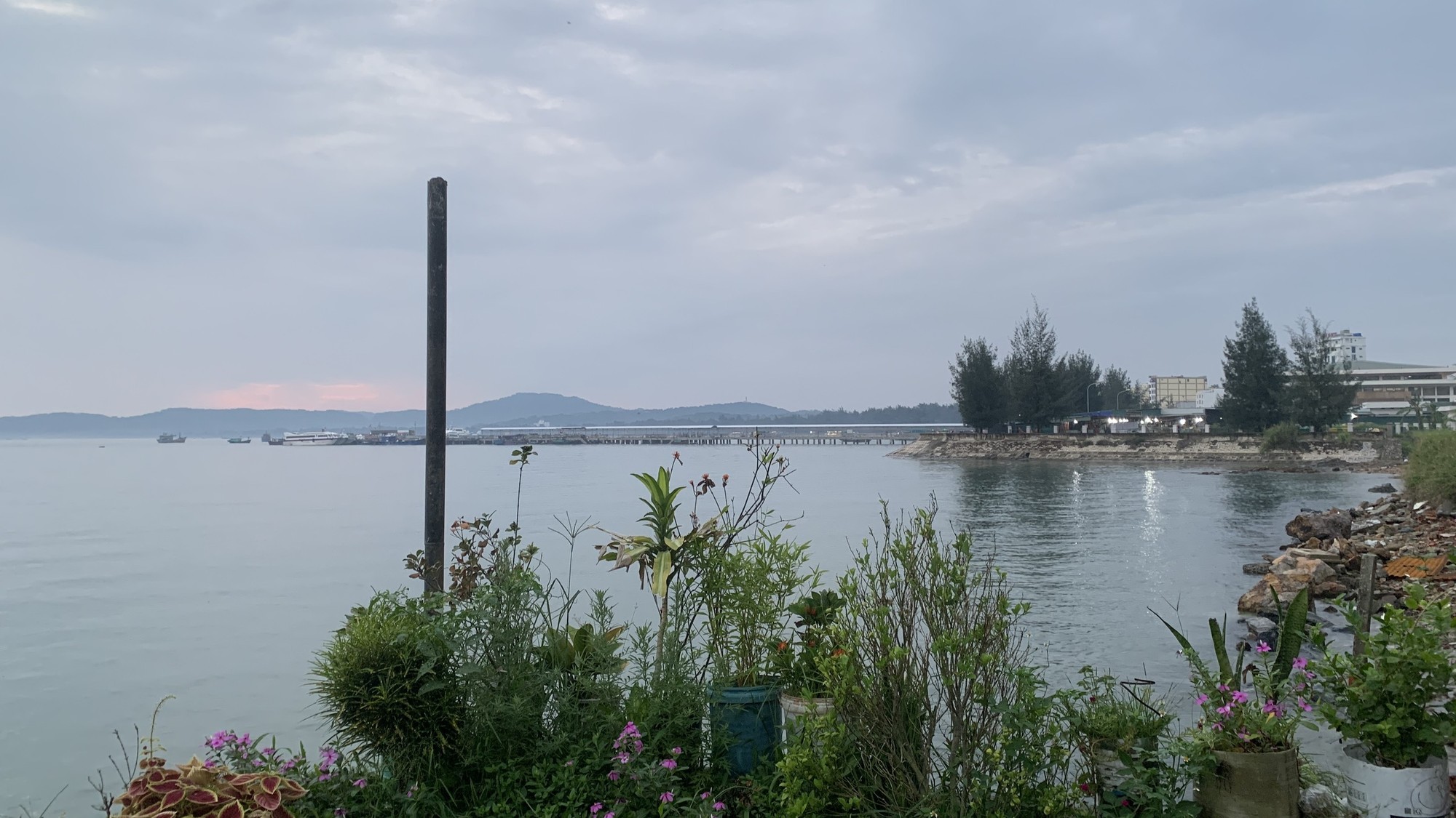 Một góc homestay nhìn được ra bãi biển và cảng Cô Tô. Một góc homestay nhìn được ra bãi biển và cảng Cô Tô.