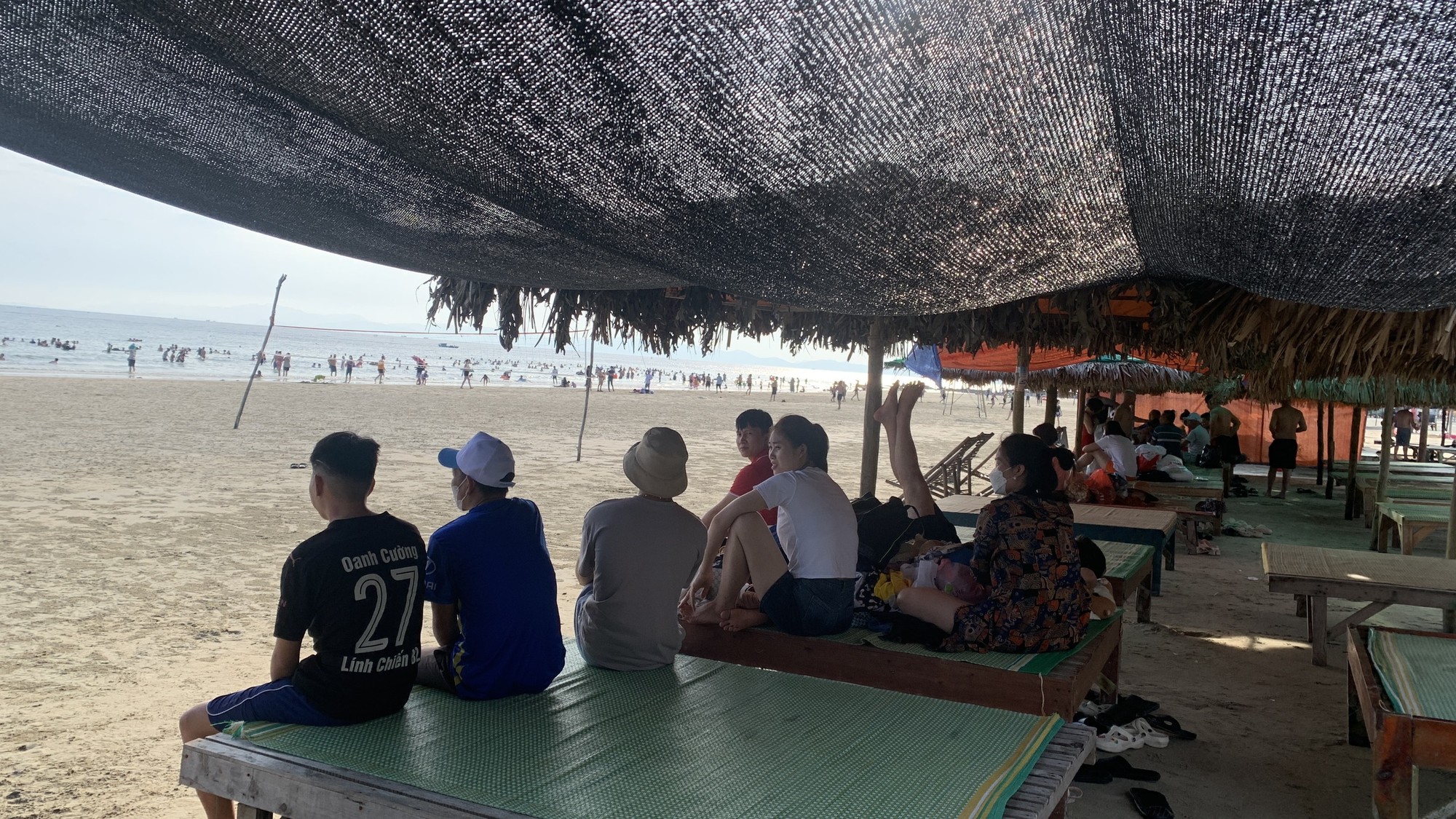 Du khách đến tắm biển tại bãi Vàn Chảy. Du khách đến tắm biển tại bãi Vàn Chảy.