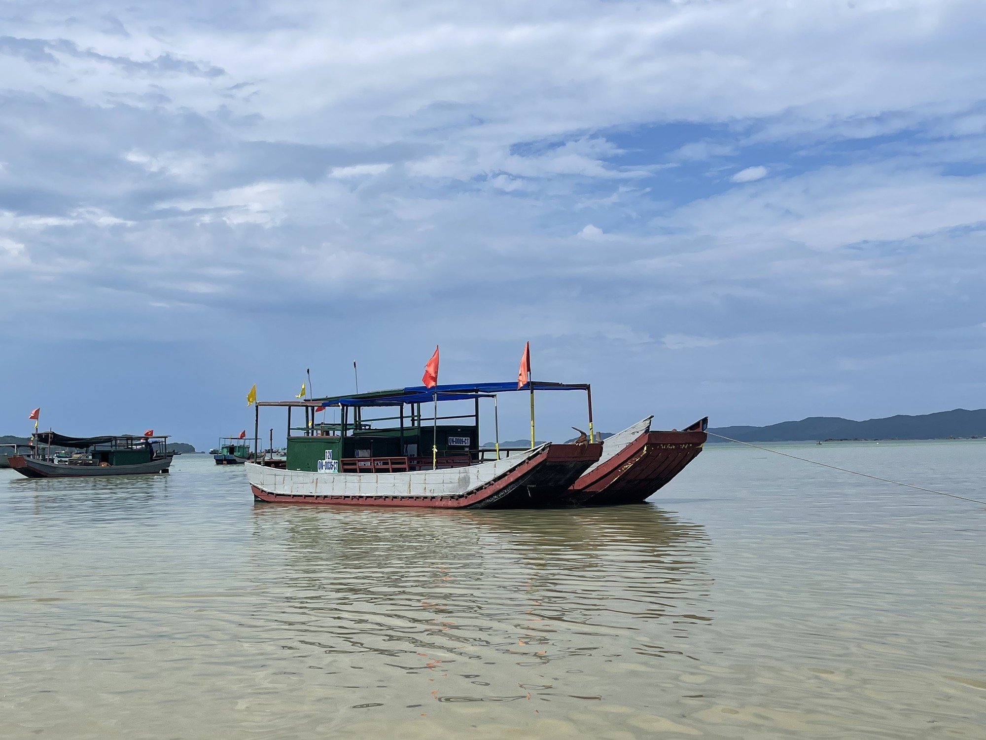 Phản chiếu với bầu trời màu xanh là làn nước trong vắt, những chiếc thuyền dừng ở đây để đón du khách ra tham quan đảo Cô Tô Con, hoặc các tour 3 đảo ngắm san hô, câu cá,... Phản chiếu với bầu trời màu xanh là làn nước trong vắt, những chiếc thuyền dừng ở đây để đón du khách ra tham quan đảo Cô Tô Con, hoặc các tour 3 đảo ngắm san hô, câu cá,...