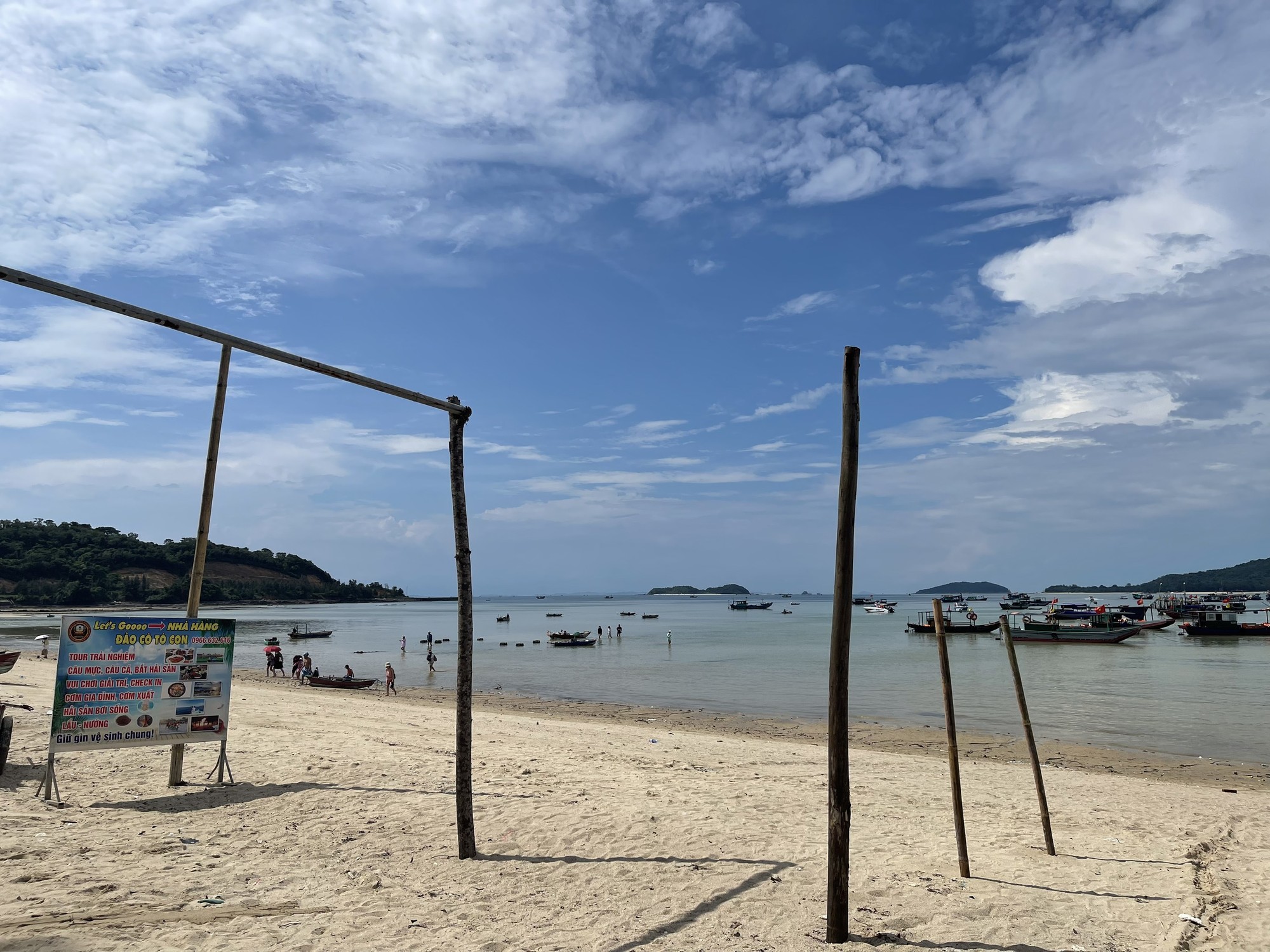 Một góc tại Cô Tô Con - nơi đây cũng mới được khai thác du lịch. Hầu hết người làm dịch vụ đều là dân trên đảo không có nhiều kinh nghiệm, không dồn dập, vội vã và giá thuê chỗ, thuê thuyền cũng phải chăng. Một góc tại Cô Tô Con - nơi đây cũng mới được khai thác du lịch. Hầu hết người làm dịch vụ đều là dân trên đảo không có nhiều kinh nghiệm, không dồn dập, vội vã và giá thuê chỗ, thuê thuyền cũng phải chăng.