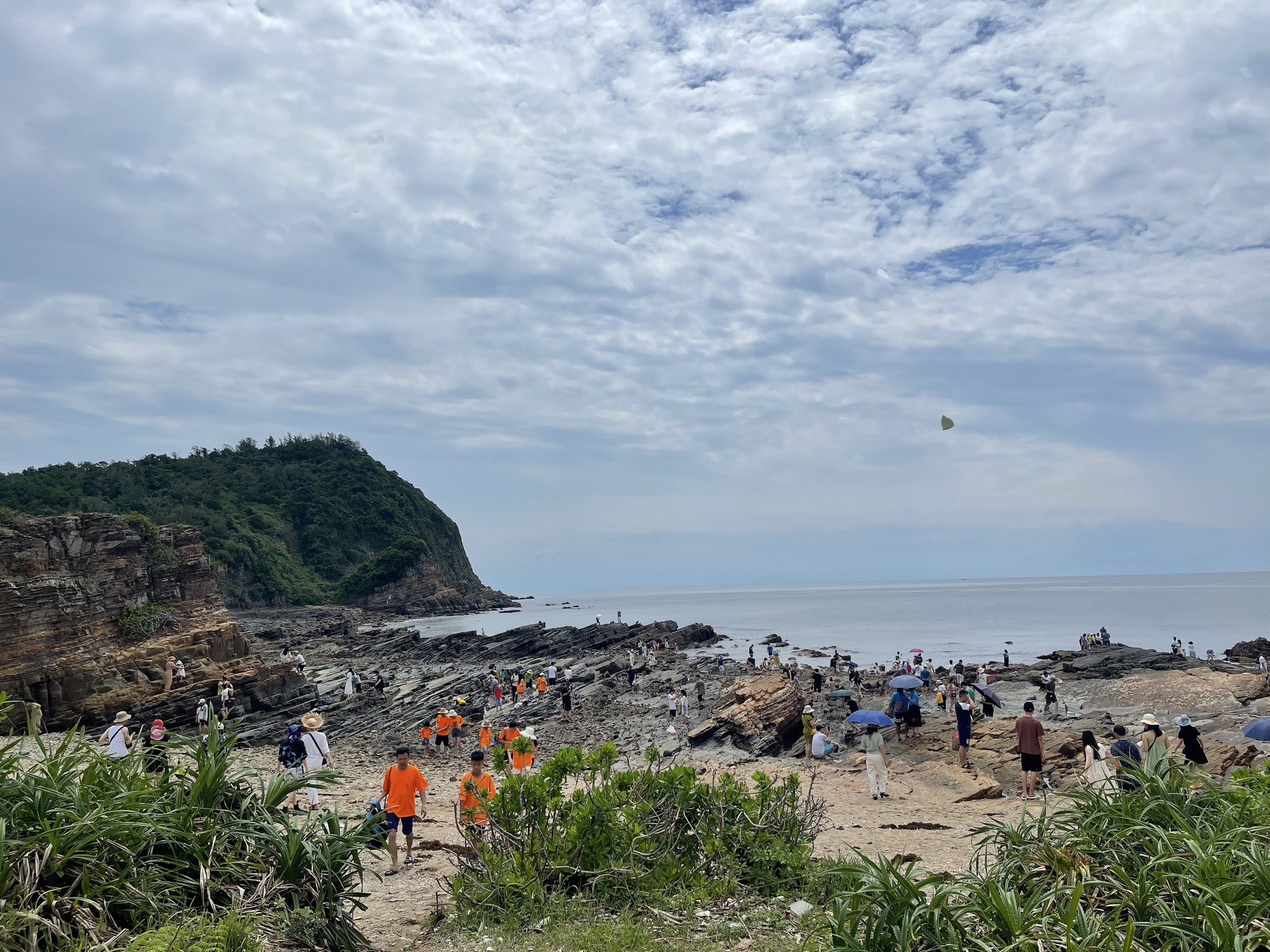 Ngoài đến các bãi biển và đảo nhỏ trên Cô Tô, một nơi cũng được du khách thích khám phá là bãi đá Móng Rồng. Địa hình ở đây hơi dốc và trơn trượt, vậy nên người dân trên đảo khuyến cáo không được tắm biển tại địa điểm này. Ngoài đến các bãi biển và đảo nhỏ trên Cô Tô, một nơi cũng được du khách thích khám phá là bãi đá Móng Rồng. Địa hình ở đây hơi dốc và trơn trượt, vậy nên người dân trên đảo khuyến cáo không được tắm biển tại địa điểm này.