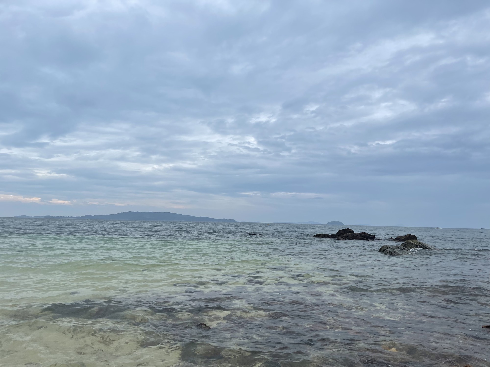 Làn nước trong vắt, bầu trời xanh thẳm có lẽ là hình ảnh được thấy nhiều nhất tại Cô Tô. Làn nước trong vắt, bầu trời xanh thẳm có lẽ là hình ảnh được thấy nhiều nhất tại Cô Tô.