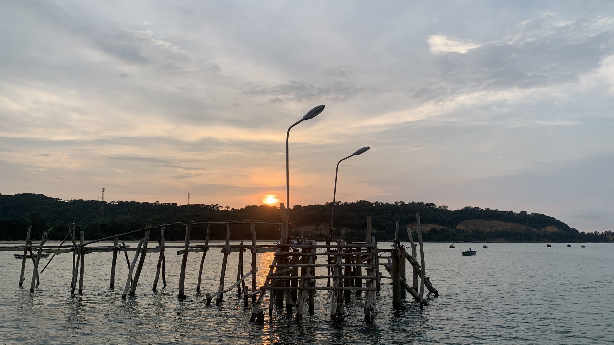 Tuy nhiên, vào khoảng 6 giờ chiều, khi hoàng hôn xuống, Cô Tô lúc này như một nàng thơ đang tô lên bầu trời chút phấn. Tuy nhiên, vào khoảng 6 giờ chiều, khi hoàng hôn xuống, Cô Tô lúc này như một nàng thơ đang tô lên bầu trời chút phấn.