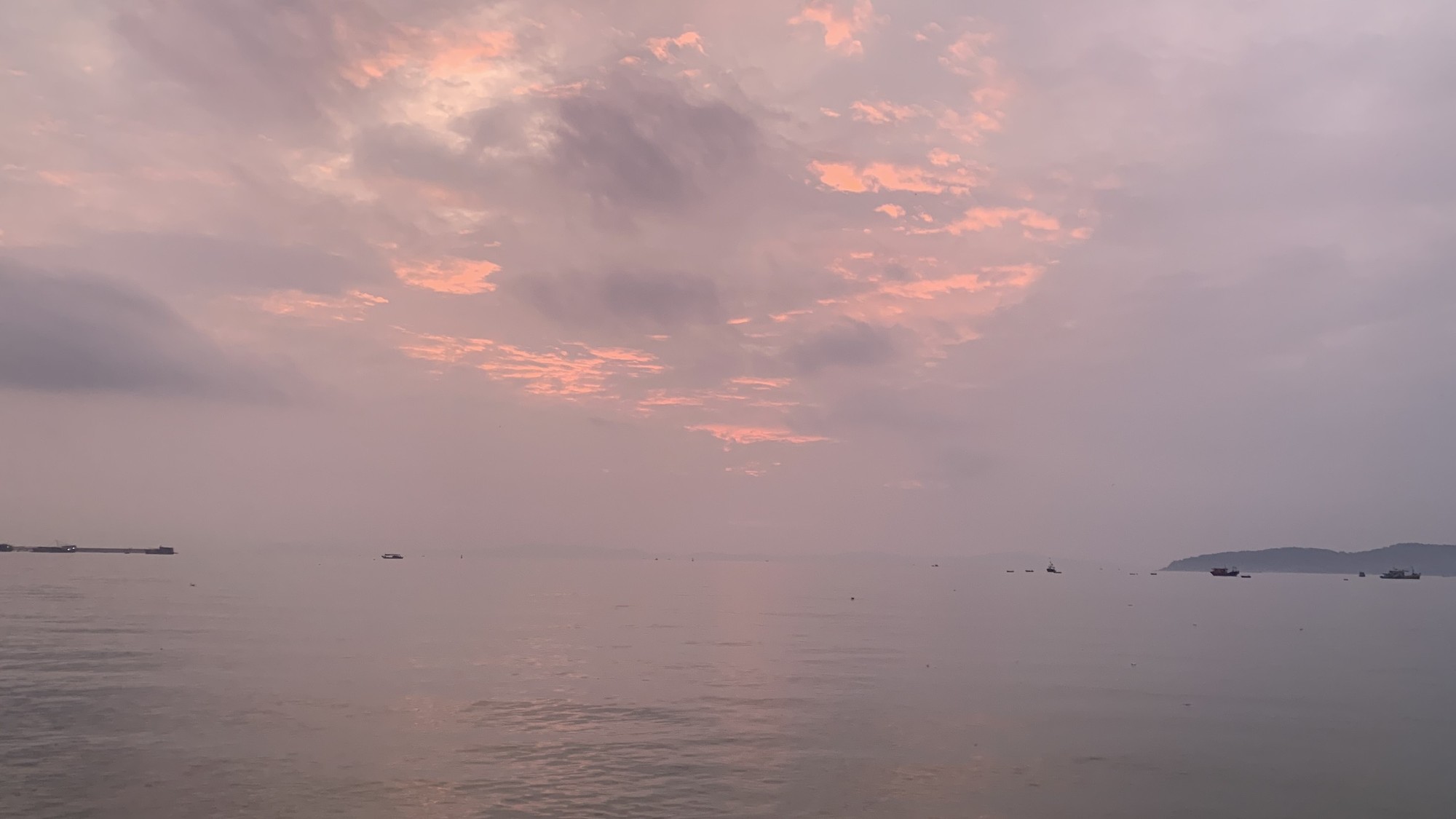 Không chỉ mang màu sắc của hoàng hôn, bầu trời Cô Tô sau cơn mưa cũng để lại nhiều vấn vương cho những ai được trải qua cơn mưa mùa hạ trên hòn đảo này. Không chỉ mang màu sắc của hoàng hôn, bầu trời Cô Tô sau cơn mưa cũng để lại nhiều vấn vương cho những ai được trải qua cơn mưa mùa hạ trên hòn đảo này.