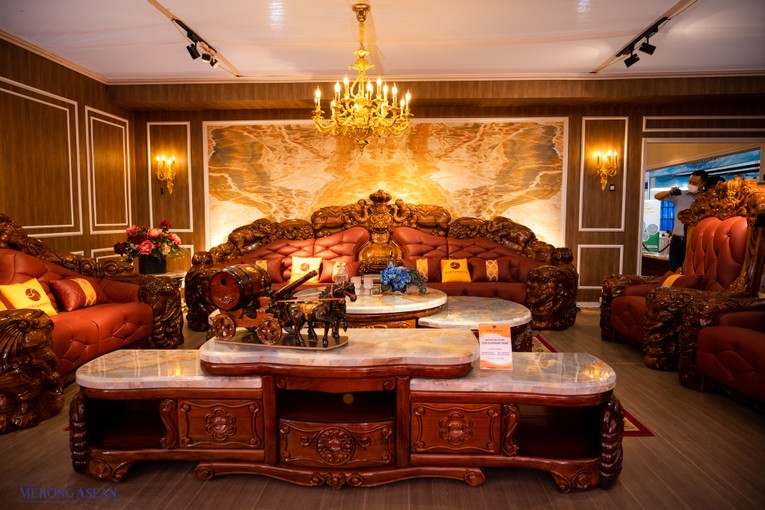 Nổi bật tại Vietbuild Hà Nội 2022 là gian hàng của Nội thất Gia Khánh với bộ sofa mang phong cách tân cổ điển trị giá gần 3 tỷ đồng. Đây là đơn vị chuyên cung cấp nội thất nhập khẩu cao cấp cho biệt thự, lâu đài, penthouse... Cận cảnh bộ sofa tân cổ điển trị giá gần 3 tỷ đồng. Ảnh: Quách Sơn.