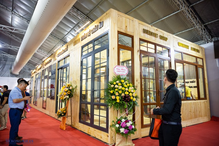 Queen Viet là một trong số ít doanh nghiệp trong nước sản xuất và phân phối chuyên nghiệp các sản phẩm nguyên liệu phục vụ cho ngành sản xuất cửa nhựa, cửa nhôm,... Ảnh: Quách Sơn.