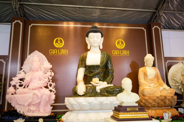 Gia Linh mang đến triển lãm Vietbuild lần này bức tượng Phật từ đá quý thiên nhiên. Ảnh: Quách Sơn.