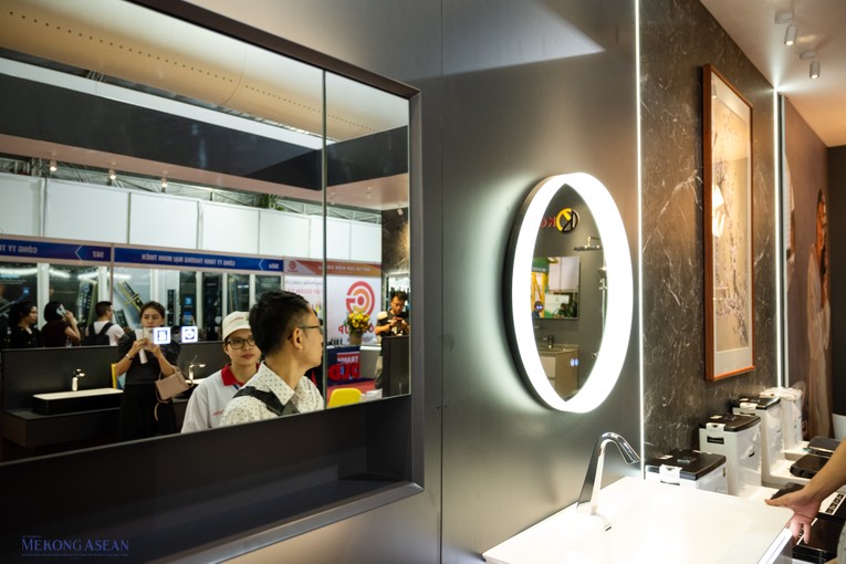 Gian trưng bày thiết bị phòng vệ sinh. Ảnh: Quách Sơn.