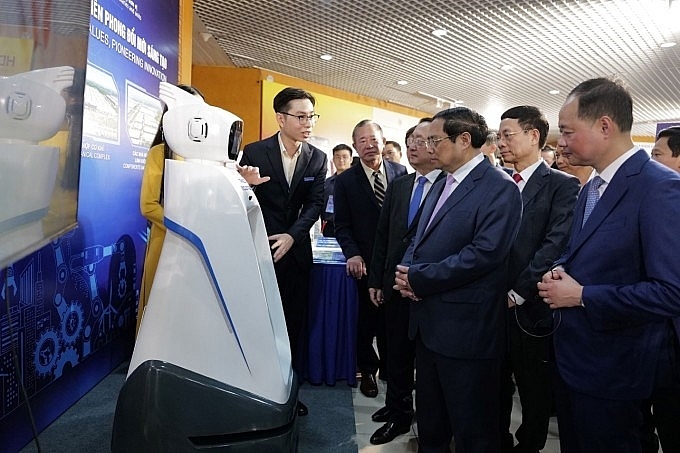 Đại diện Thaco Industries giới thiệu với Thủ tướng Phạm Minh Chính và các lãnh đạo bộ, ngành các tính năng của Robot trợ lý Tiar-01. Ảnh: Thaco Group