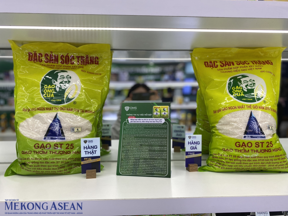 Đơn cử, gạo ST25 nhãn hiệu Ông Cua đang được làm giả rất tinh vi, khó có thể phát hiện, khi bao bì và tem nhãn giống y như hàng thật. Ảnh: Hà Anh/Mekong ASEAN.