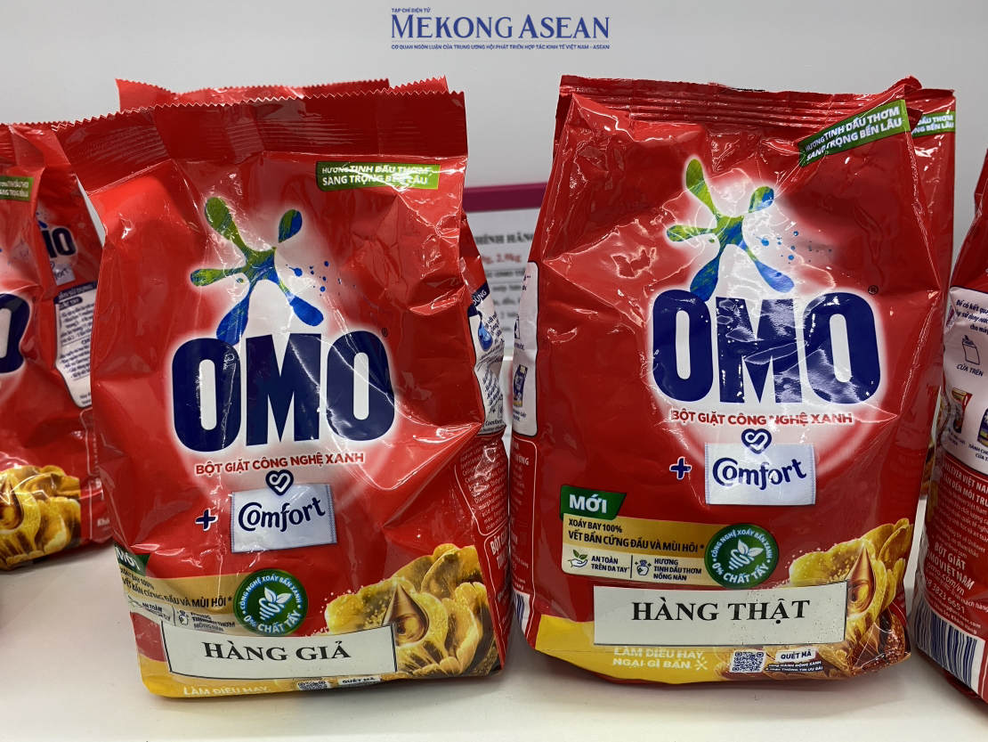 Các sản phẩm đều có hàng thật - hàng giả được trưng bày song hành để người tiêu dùng dễ dàng nhận diện, phân biệt. Ảnh: Hà Anh/Mekong ASEAN.