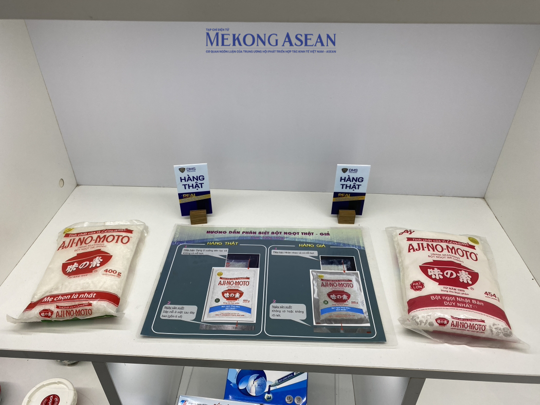 Cách phân biệt bột ngọt thương hiệu Aji-no-moto thật - giả. Ở gói bột ngọt hàng thật, phần mép hàn là dạng ô vuông liên tục và không có nổi bọ và ngày sản xuất sẽ được dập nổi ở mặt sau đáy bao (gồm 6 số). Còn ở hàng giả, mép hàn bị nhăn nheo và có nổi bọt. Cùng với đó, sẽ không có ngày sản xuất hoặc không rõ nét. Ảnh: Hà Anh/Mekong ASEAN.