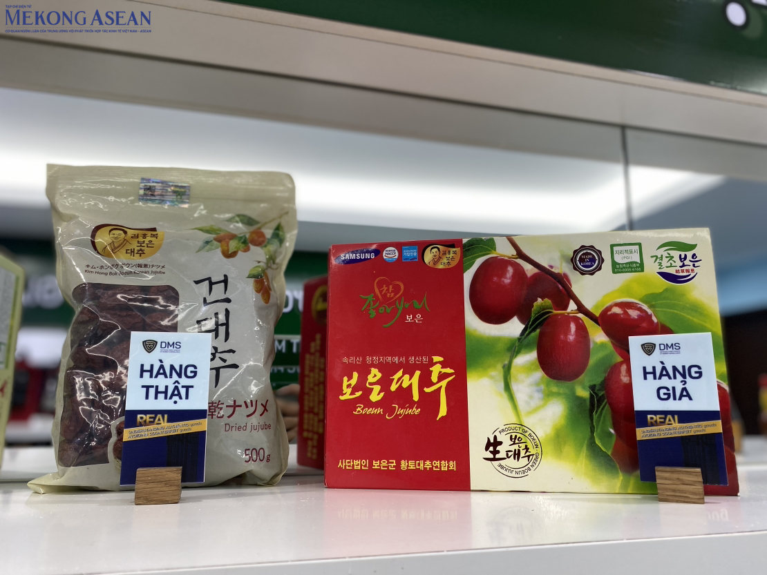 Cận cảnh loại táo đỏ giả nhãn hiệu, không rõ nguồn gốc xuất xứ đang được bán tràn lan trên thị trường Việt Nam. Mặt hàng này đang được nhiều người tiêu dùng lựa chọn vì giá rẻ, chỉ từ 80.000 đồng/kg. Ảnh: Hà Anh/Mekong ASEAN.