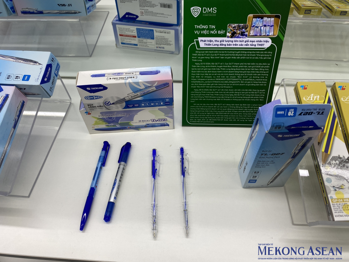 Bên cạnh đó, còn trưng bày nhiều sản phẩm do Cục Quản lý thị trường các tỉnh, thành phố Hà Nội, Hà Giang, Vĩnh Phúc, Bắc Ninh, Thanh Hóa…phát hiện, thu giữ trong các vụ kiểm tra lớn vừa qua như lô bút giả mạo nhãn hiệu Thiên Long, các loại dầu gội đầu, nư