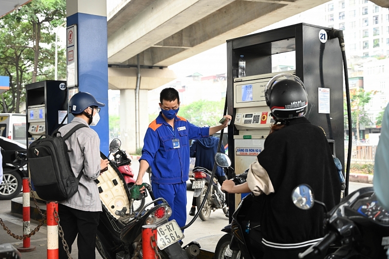 Xăng RON 95 đứt chuỗi tăng, giảm về quanh mốc 23.000 đồng/lít