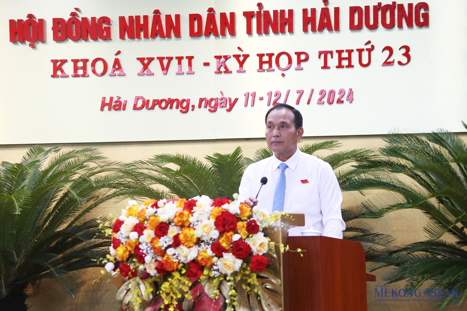 Ông Lưu Văn Bản, Uỷ viên Ban Thường vụ Tỉnh uỷ, Phó Chủ tịch Thường trực UBND tỉnh Hải Dương trình bày báo cáo về phát triển kinh tế - xã hội tại kỳ họp.