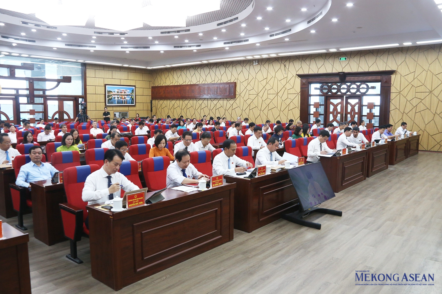 Các đại biểu dự kỳ họp.