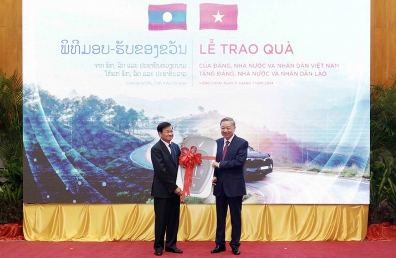 Chủ tịch nước Tô Lâm lái xe điện VinFast chở lãnh đạo Lào
