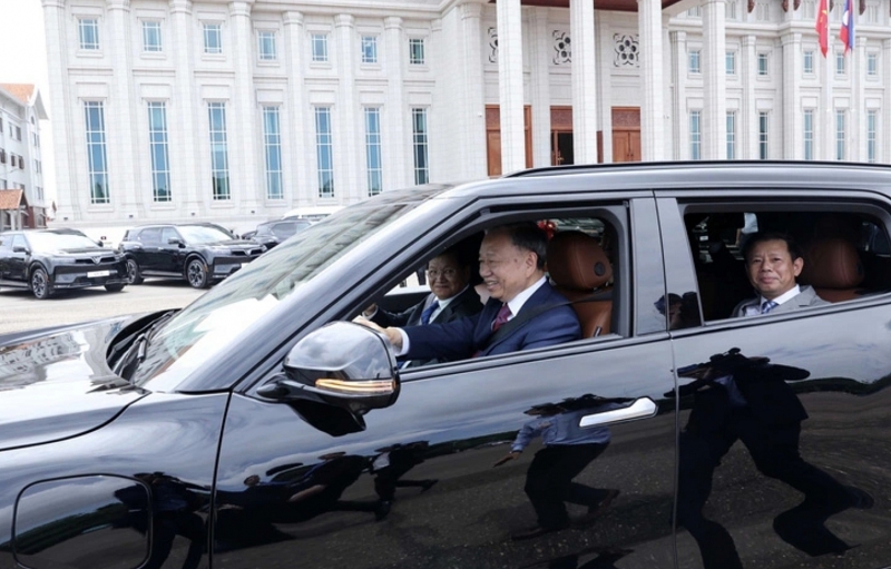 Chủ tịch nước Tô Lâm lái xe điện VinFast chở lãnh đạo Lào