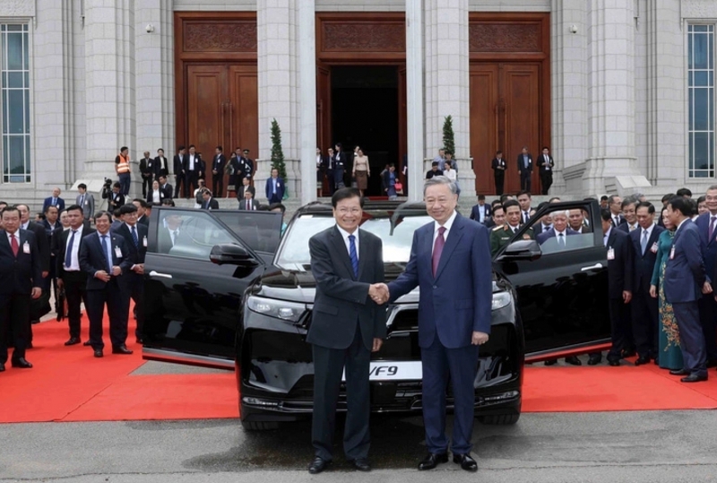 Chủ tịch nước Tô Lâm lái xe điện VinFast chở lãnh đạo Lào