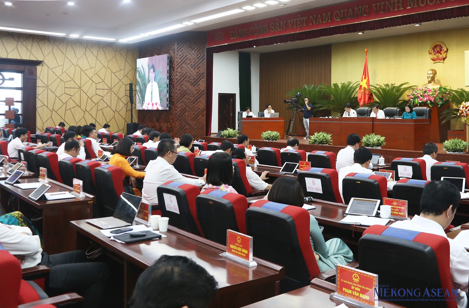 Quang cảnh kỳ họp, sáng 12/7.