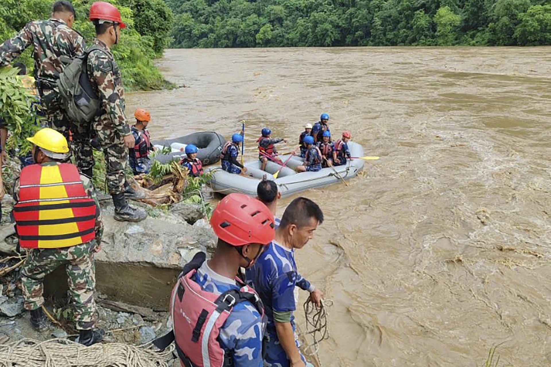 Lở đất khiến 2 xe buýt chở ít nhất 60 người tại Nepal rơi xuống sông