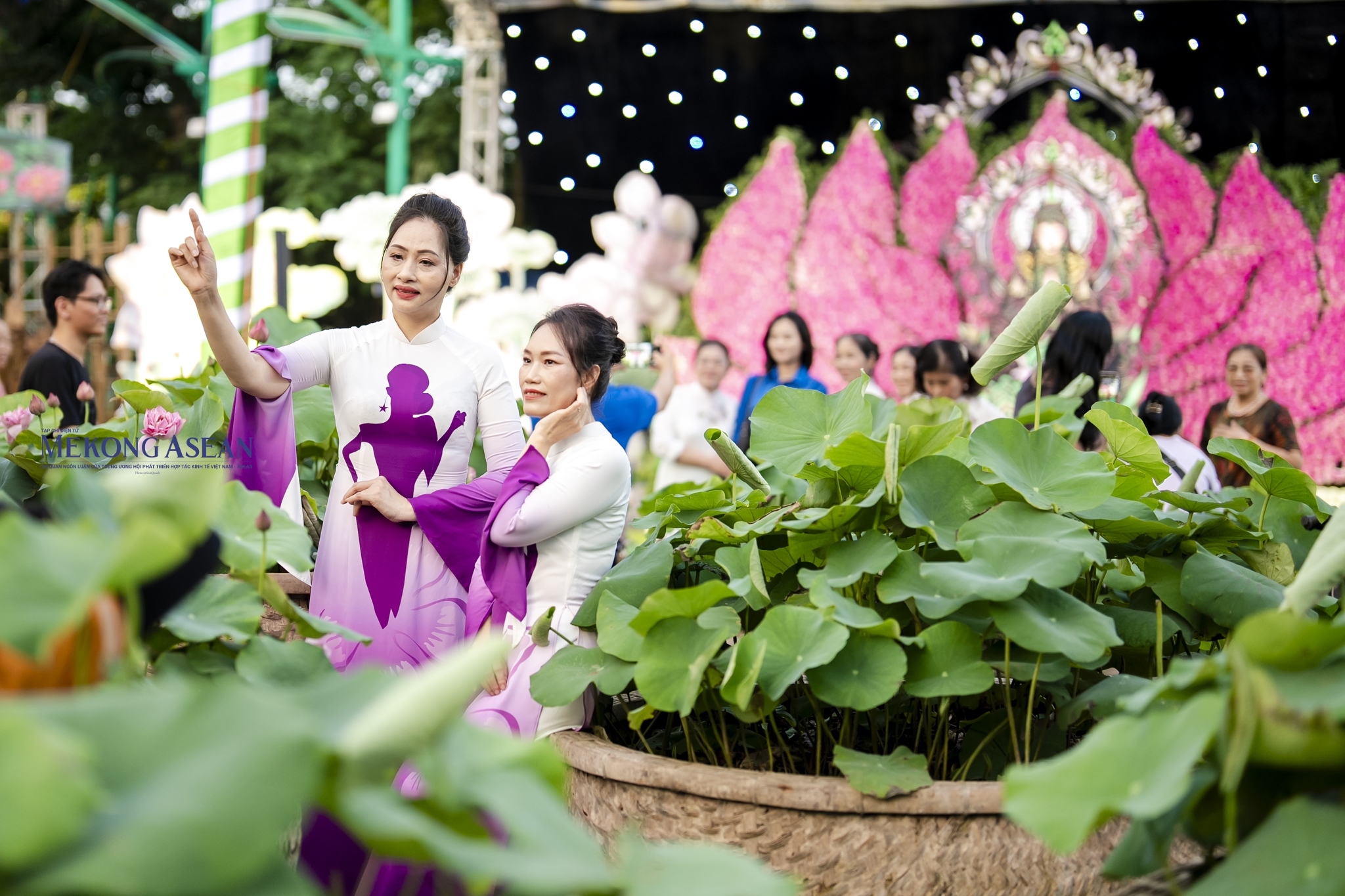 Ngắm nhìn những tác phẩm độc đáo tại Lễ hội sen Hà Nội