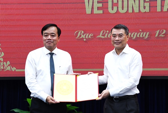 Bí thư Trung ương Đảng, Trưởng ban Tổ chức Trung ương Lê minh Hưng (bên phải) trao Quyết định của Bộ Chính trị đến ông Huỳnh Quốc Việt