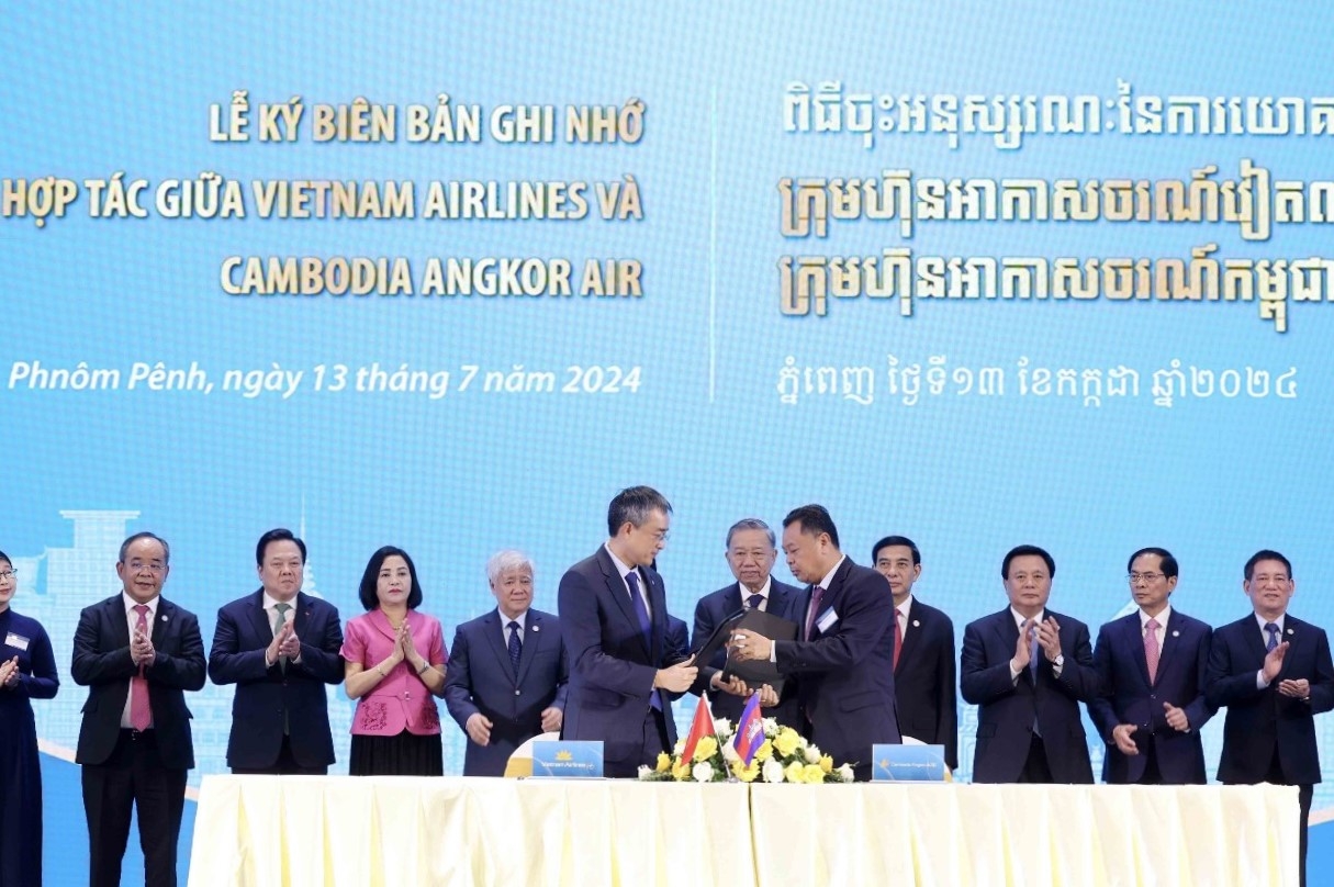 Lễ ký biên bản ghi nhớ hợp tác giữa Vietnam Airlines và Cambodia Angkor Air.