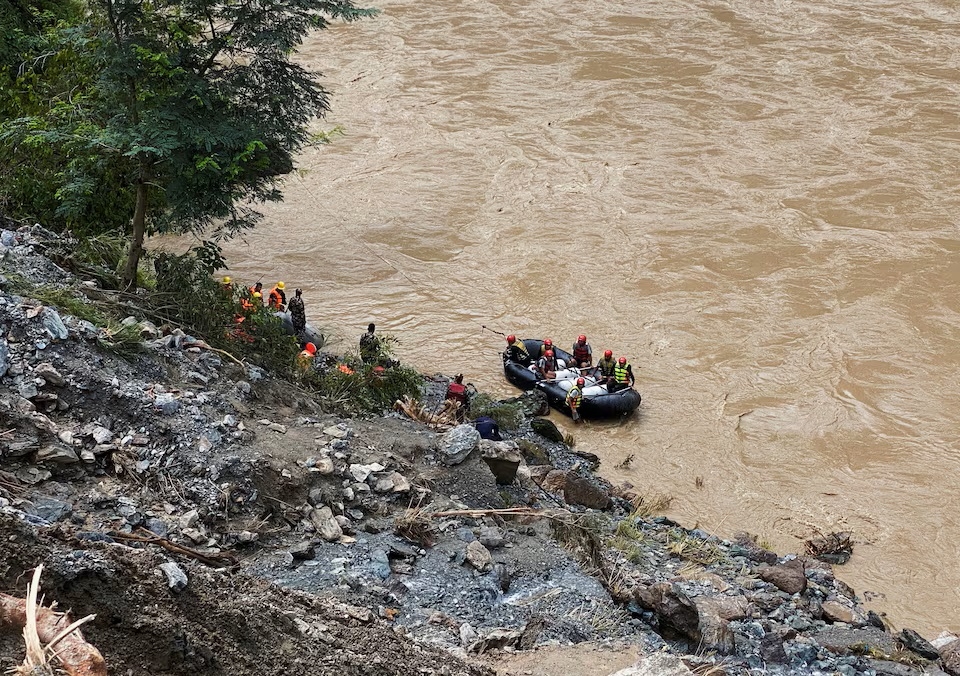 Không còn hy vọng tìm thấy người sống sót vụ tai nạn xe buýt tại Nepal