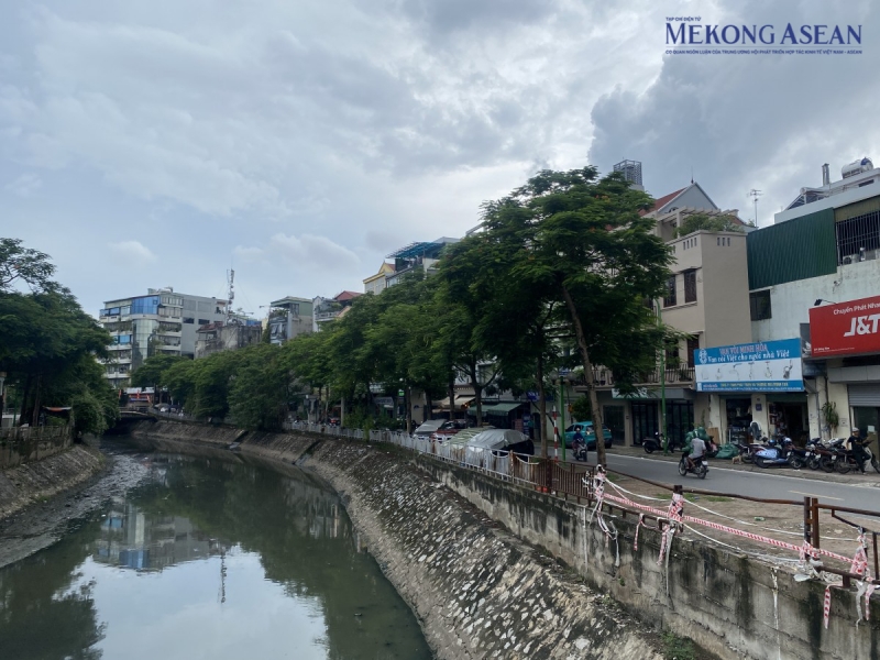 Hiện nay trên địa bàn thành phố Hà Nội có nhiều dòng sông nhỏ chạy cắt ngang qua các khu dân cư. Hệ thống lan can an toàn được xây dựng ở dọc bờ sông không chỉ bảo vệ cảnh quan mà còn đảm bảo an toàn cho người dân và phương tiện giao thông. Do đó, việc lan can bị hư hỏng, xuống cấp có thể dẫn đến nguy cơ mất an toàn cho người dân sinh sống và đi lại qua những khu vực này. Ảnh: Hà Anh/Mekong ASEAN.